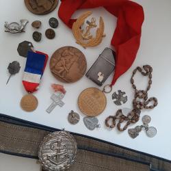Lot de m&eacute;dailles, insignes, boutons, ceinturon de marine &agrave; identifier, zippo...