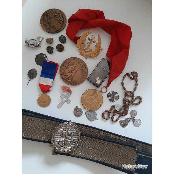 Lot de m�dailles, insignes, boutons, ceinturon de marine � identifier, zippo...