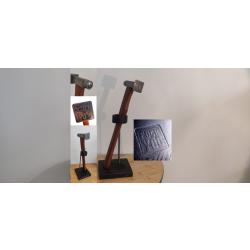 D&eacute;coration marteau "fuck you" et son socle &agrave; poser