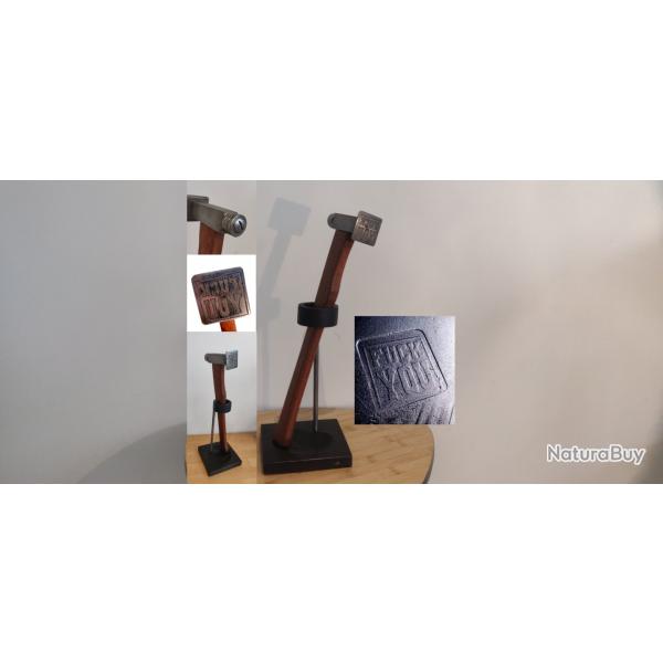 D�coration marteau "fuck you" et son socle � poser