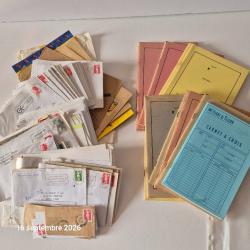 Lot de 11 carnets &agrave; choix philat&eacute;liques avec timbres et 700 gr. d'enveloppes