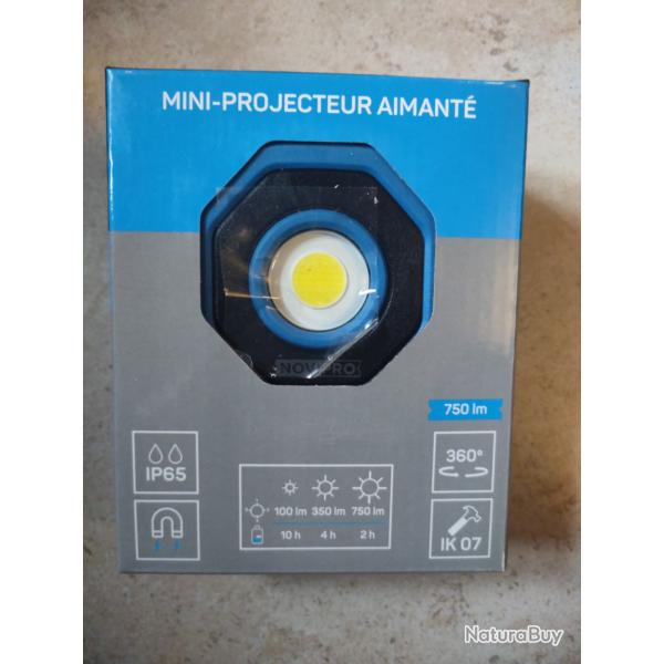 [NEUF] Mini projecteur aimant� et �tanche
