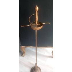 Magnifique cendrier sur pied en forme d'&eacute;p&eacute;e mousquetaire ou de rapi&egrave;re.