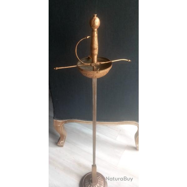 Magnifique cendrier sur pied en forme d'�p�e mousquetaire ou de rapi�re.