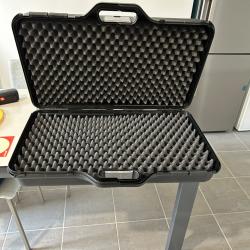 Lot de 2 mallettes pour armes 71 x 41 cm et 86 x 30 cm neuves, mousses alv&eacute;ol&eacute;es, tr&egrave;s bonne qualit&eacute;