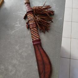 &Eacute;p&eacute;e tribal africain pour d&eacute;co lame martel&eacute;e