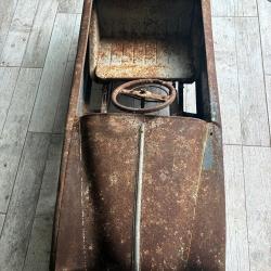 Vielle voiture a p&eacute;dales 1940 . 1950 . ( peu &eacute;tre une simca )