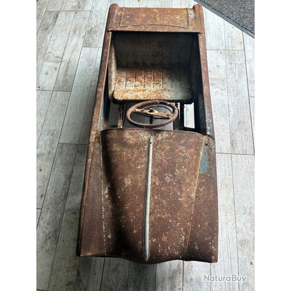 Vielle voiture a p�dales 1940 . 1950 . ( peu �tre une simca )