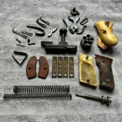 Lot de pi&egrave;ces d&eacute;tach&eacute;es revolver bulldog PN et autres