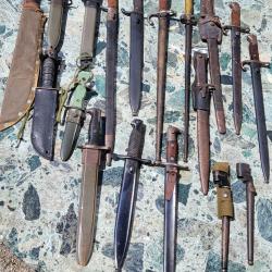 Lot de 18 baillonettes et couteaux
