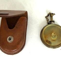 Collector, burette &agrave; huile dans son &eacute;tui cuir tr&egrave;s bel &eacute;tat. Pas d'envoi vers MARSEILLE.
