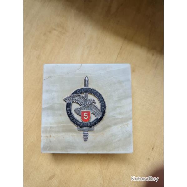 Insigne commando sur socle en marbre