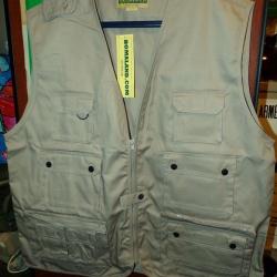 GILET LEGER EN TISSU BEIGE , NOMBREUSES POCHES SUR LE DEVANT , UNE GRANDE POCHE DORSALE ET UNE POCHE