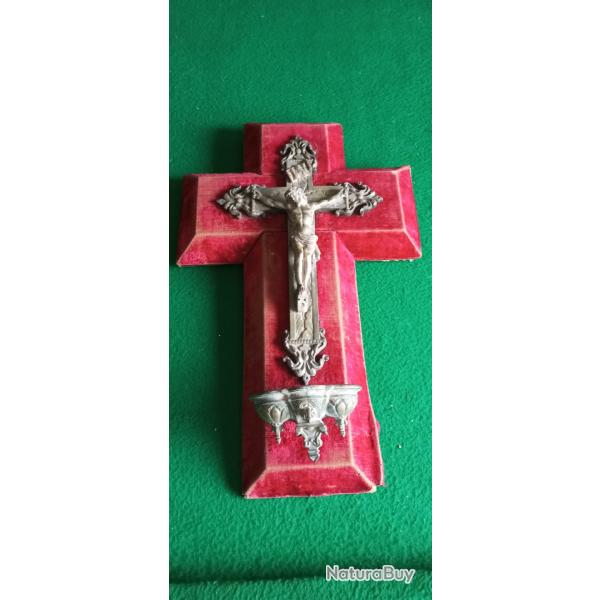 Grand Christ en croix et b�nitier 19e si�cle