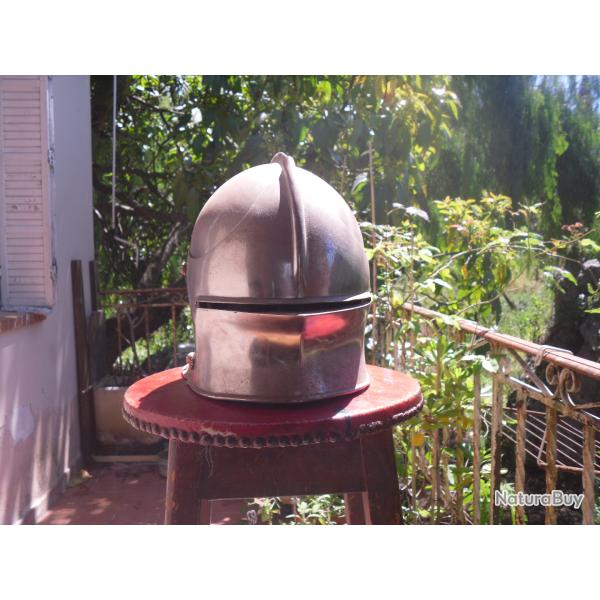 casque acier milieu du XV �me si�cle .salade � visi�re mobile