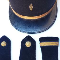 Lot d'un k&eacute;pi et galons de r&eacute;giment du g&eacute;nie en bon &eacute;tat .