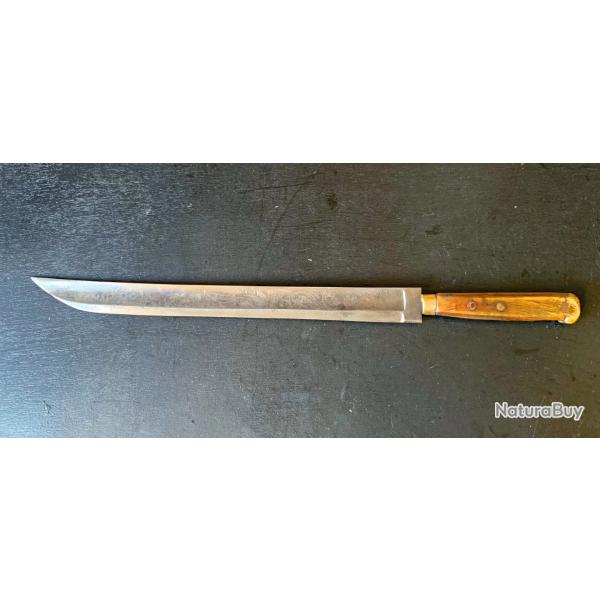 ANCIEN LONG COUTEAU DU MAGHREB DU XIX�, SUR UNE LAME DE SABRE ENTIEREMENT GRAVEE,  A VOIR
