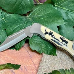 Couteau Pliant Deer Lockback | Lame Clip Point Acier Inoxydable | Manche Synthetic Cerf Illustration