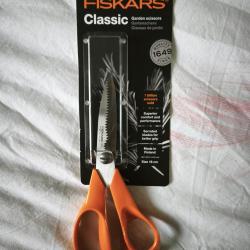 FISKARS Ciseaux de jardin - Lame dentel&eacute;e 18 cm - Neuf sous blister