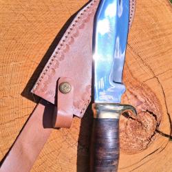 GC13 - Grande pi&egrave;ce artisanale type Bowie en acier poli miroir, manche cuir empil&eacute; et &eacute;tui cuir