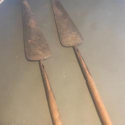 une ancienne paire de lances ethnique africaine