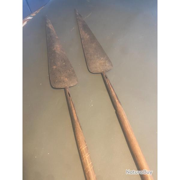 une ancienne paire de lances ethnique africaine