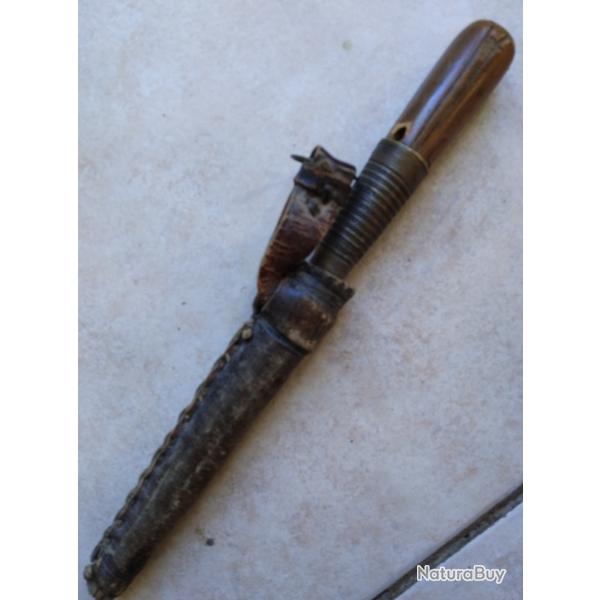 Tr�s bel ancien couteau droit (1941) dans son fourreau en bois et cuir, � nettoyer