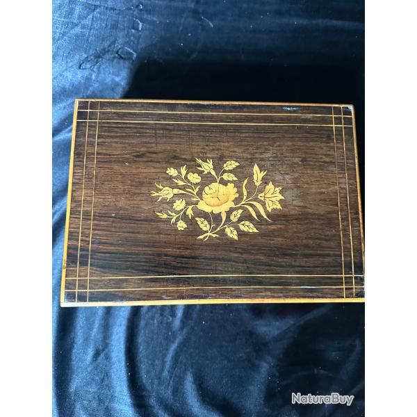 Bo�te de collection en bois ancien