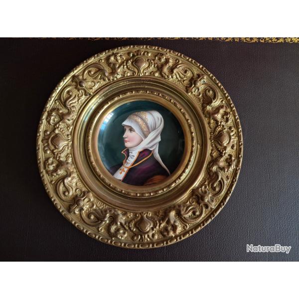 Assiette en porcelaine entourage laiton repouss� XIX d�coration maison ancienne