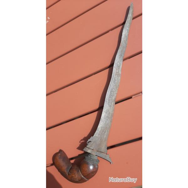 Kriss tr�s ancien pour pi�ces sans fourreau et lame cass�e...ou � restaurer.