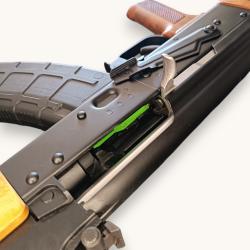 Planchette &eacute;l&eacute;vatrice bloquante vert fluo pour chargeur Magpul PMAG AK 47 en 7.62x39