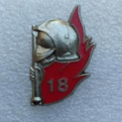 PINS SAPEUR POMPIER  AVEC LANCE FLAMME CASQUE CHIFFRE 18