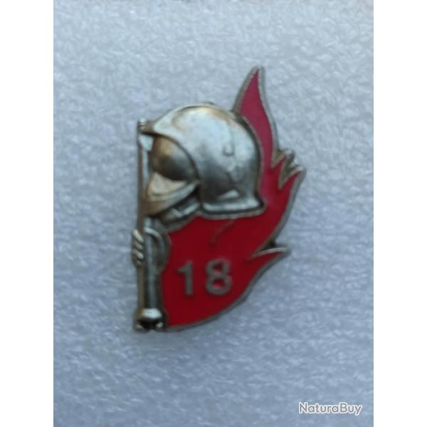 PINS SAPEUR POMPIER  AVEC LANCE FLAMME CASQUE CHIFFRE 18