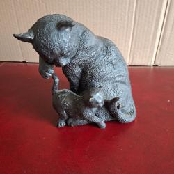 Groupe en bronze sculpture chaton jouant avec la queue du chat, pour les amoureux des chats
