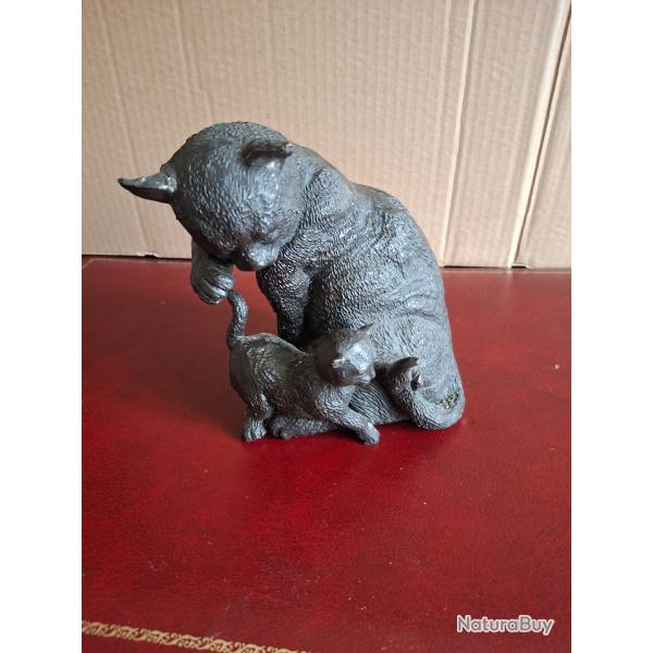 Groupe en bronze sculpture chaton jouant avec la queue du chat, pour les amoureux des chats