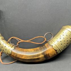 BELLE CORNE A POUDRE NOIRE DU MAGHREB, DU XIX&deg;, CORNE ET LAITON, GOURDE, MAROC ALGERIE