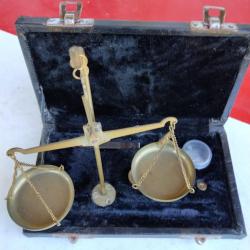 Petite balance ancienne de voyage compl&egrave;te avec ses poids et sa pince bruxelles en coffret en TBE