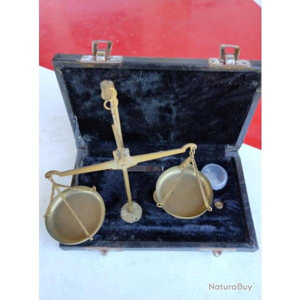 Petite balance ancienne de voyage compl�te avec ses poids et sa pince bruxelles en coffret en TBE