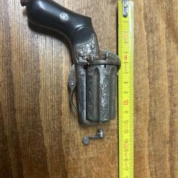 Revolver, poivri&egrave;re &agrave; broche