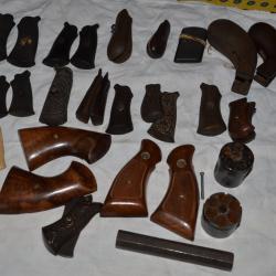Lot de plaquettes de revolvers anciens et pistolet