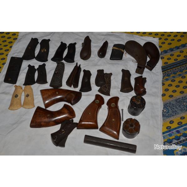 Lot de plaquettes de revolvers anciens et pistolet
