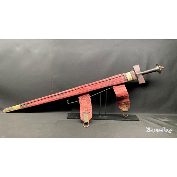 ANCIENNE EPEE TAKOUBA TOUAREG CUIR ROUGE DES ANNEES 1900, LAME EUROPEENNE, AFRIQUE SAHARIEN