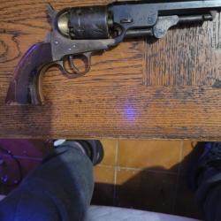 Vend revolvers gami calibre 36 pourdre noir de 1851 avec son &eacute;tui &agrave; poudre tr&egrave;s bon &eacute;tat 350 euros