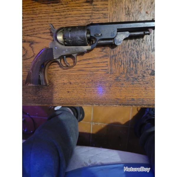 Vend revolvers gami calibre 36 pourdre noir de 1851 avec son �tui � poudre tr�s bon �tat 350 euros