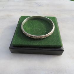 Ancien bracelet jonc rigide en argent &agrave; d&eacute;cor de rinceaux (Diam 5.5 Cm Env) - FRANCE (XX&eacute;)