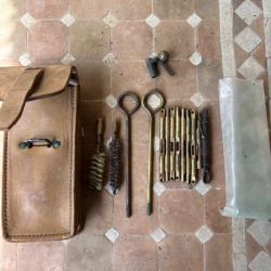 Ensemble de nettoyage FRANCE 1ere et 2&egrave;me GM INDOCHINE ALGERIE dans &eacute;tuis MAT 49