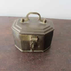 Petit coffret octogonal en laiton 1960-1970
