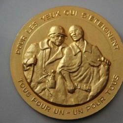 WW1 WW2 POILU GROSSE M&Eacute;DAILLE BRONZE DOR&Eacute; COMM&Eacute;MORATIVE DES MUTIL&Eacute;S DES YEUX
