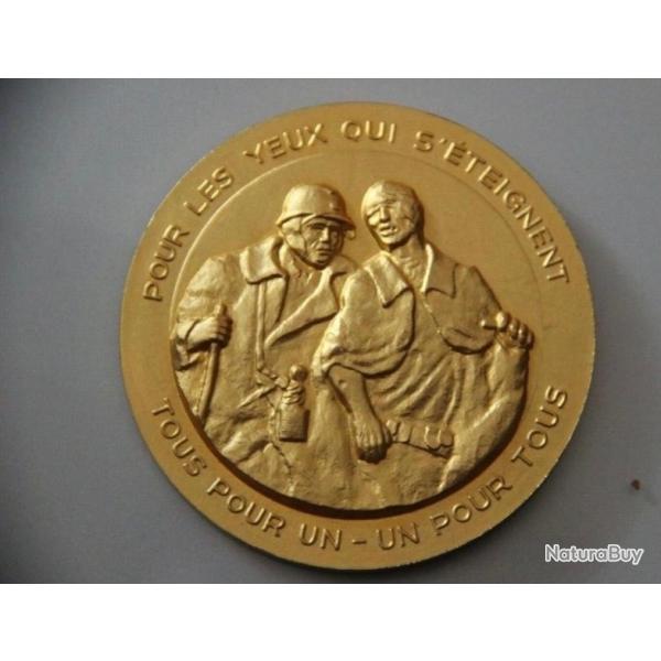 WW1 WW2 POILU GROSSE M�DAILLE BRONZE DOR� COMM�MORATIVE DES MUTIL�S DES YEUX