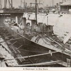 Carte postale "A Destroyer in Dry Dock" -N&deg;1071